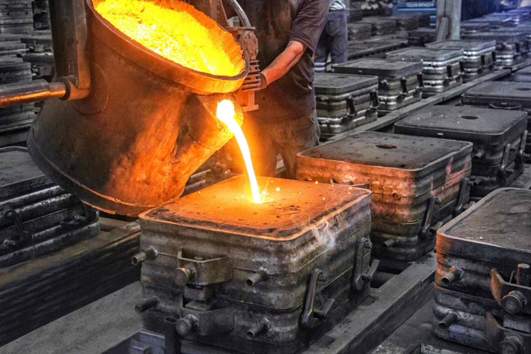 Tundish and continuous casting
